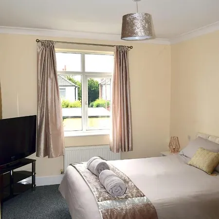 Beach Escape 4 Bedroom House, Sleeps 11, 2 Free Parking, Garden, Wifi, Smart Tv, Newly Decorated Bornemouth Extérieur photo
