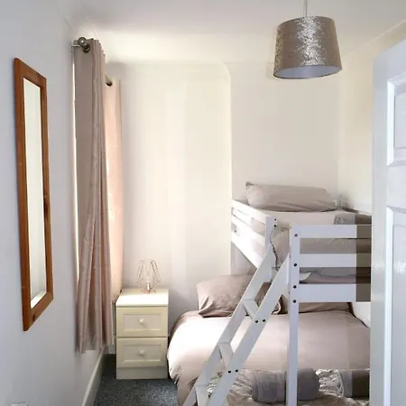 Beach Escape 4 Bedroom House, Sleeps 11, 2 Free Parking, Garden, Wifi, Smart Tv, Newly Decorated Bornemouth Extérieur photo