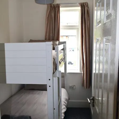 Beach Escape 4 Bedroom House, Sleeps 11, 2 Free Parking, Garden, Wifi, Smart Tv, Newly Decorated Bornemouth Extérieur photo