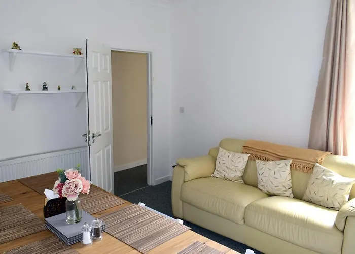 Beach Escape 4 Bedroom House, Sleeps 11, 2 Free Parking, Garden, Wifi, Smart Tv, Newly Decorated