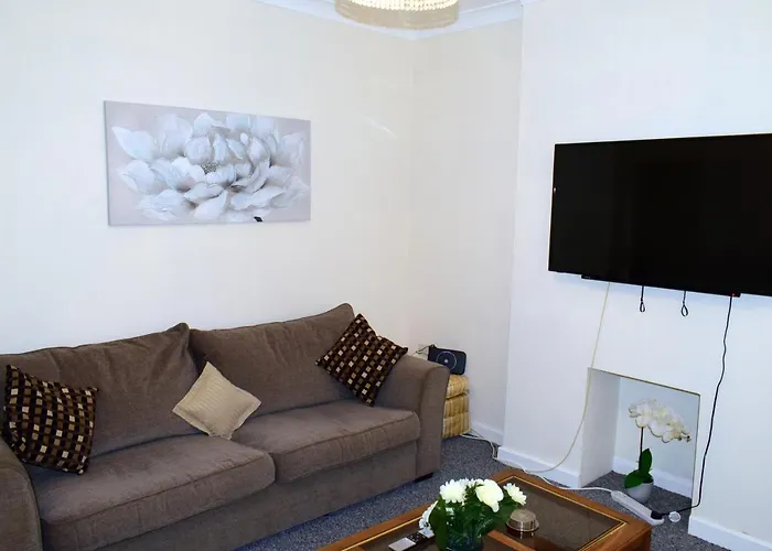 Beach Escape 4 Bedroom House, Sleeps 11, 2 Free Parking, Garden, Wifi, Smart Tv, Newly Decorated