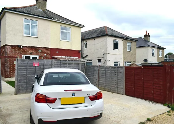 Beach Escape 4 Bedroom House, Sleeps 11, 2 Free Parking, Garden, Wifi, Smart Tv, Newly Decorated