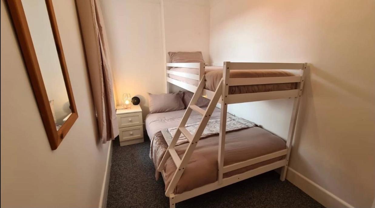 Hébergement de vacances Escape 4 Bedroom House, Sleeps 11, 2 Free Parking, Garden, Wifi, Smart Tv, Newly Decorated