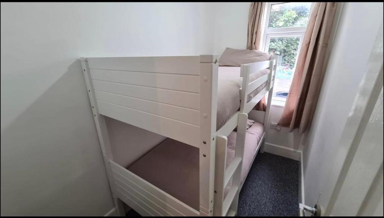 Hébergement de vacances Escape 4 Bedroom House, Sleeps 11, 2 Free Parking, Garden, Wifi, Smart Tv, Newly Decorated *
