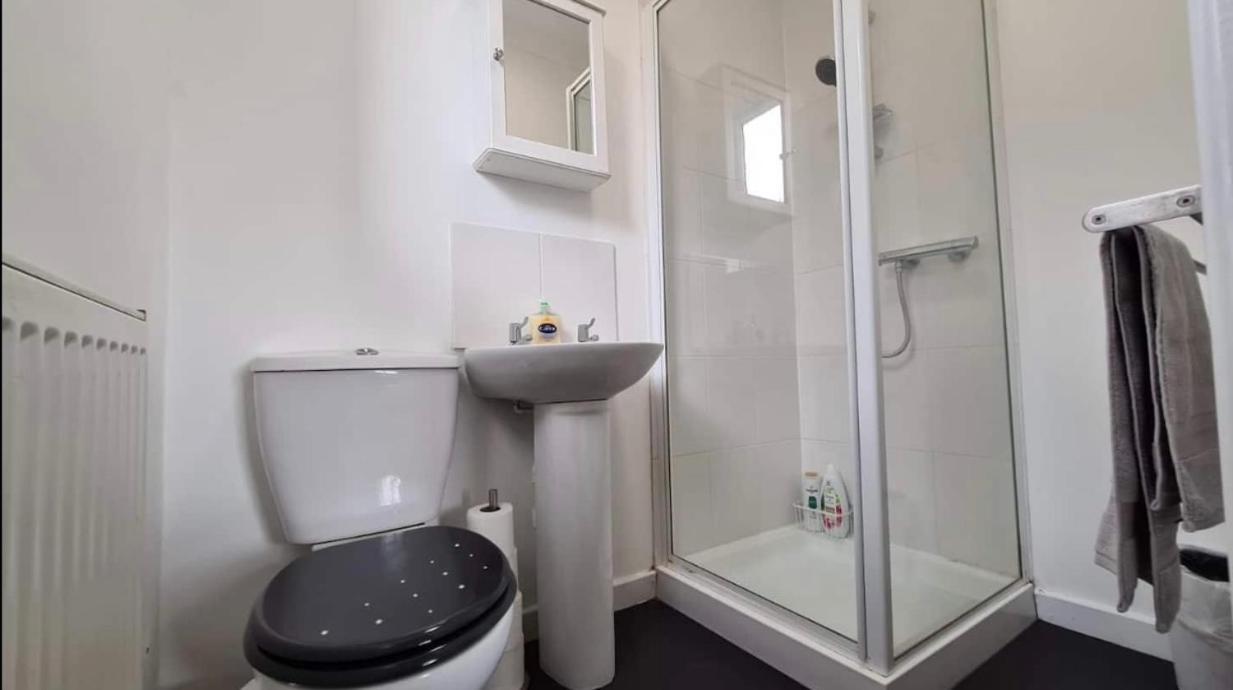 Hébergement de vacances Escape 4 Bedroom House, Sleeps 11, 2 Free Parking, Garden, Wifi, Smart Tv, Newly Decorated