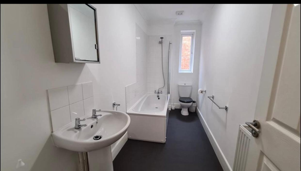 Escape 4 Bedroom House, Sleeps 11, 2 Free Parking, Garden, Wifi, Smart Tv, Newly Decorated Hébergement de vacances *