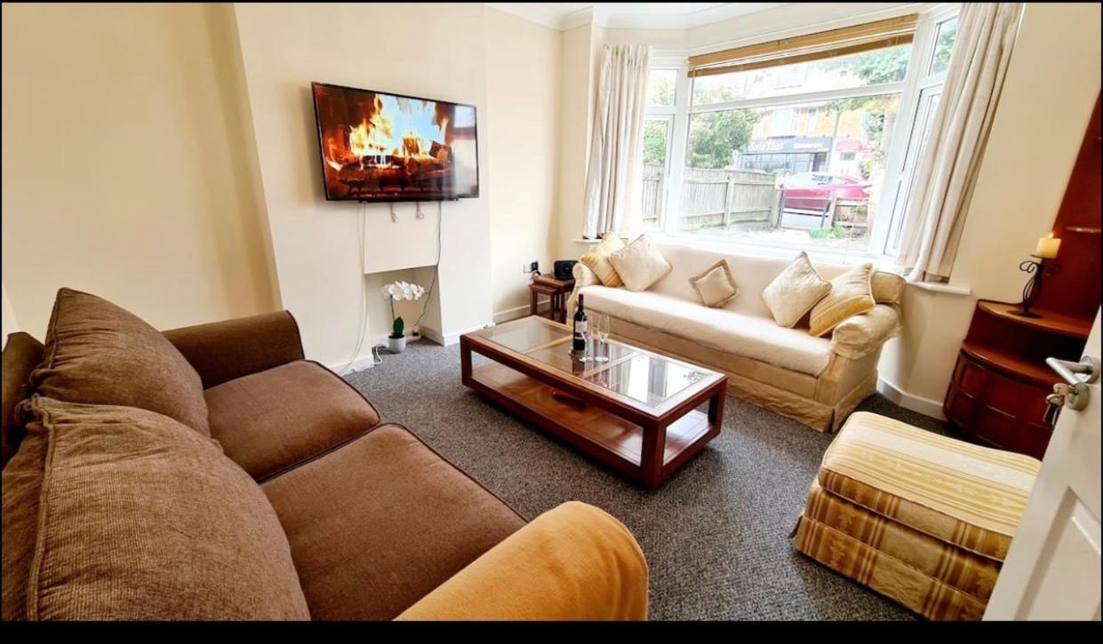 Escape 4 Bedroom House, Sleeps 11, 2 Free Parking, Garden, Wifi, Smart Tv, Newly Decorated Hébergement de vacances