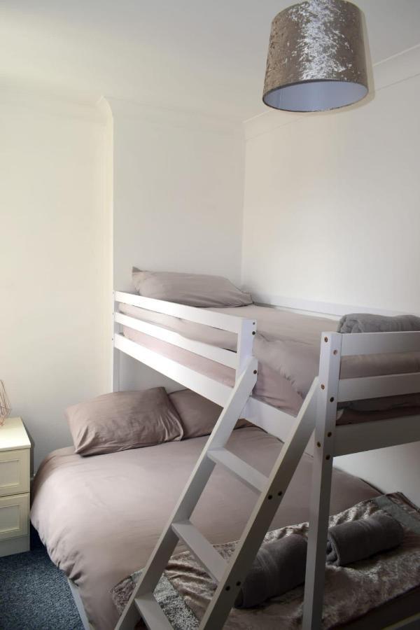 Hébergement de vacances Escape 4 Bedroom House, Sleeps 11, 2 Free Parking, Garden, Wifi, Smart Tv, Newly Decorated
