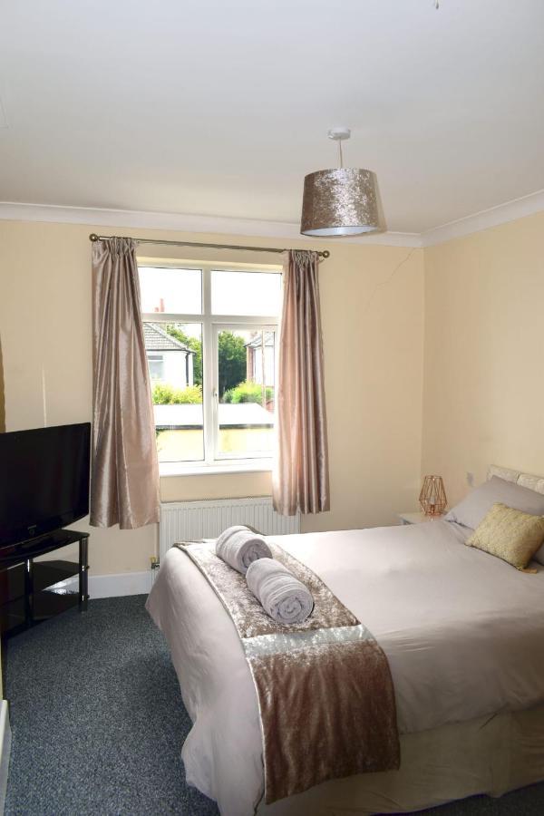 Escape 4 Bedroom House, Sleeps 11, 2 Free Parking, Garden, Wifi, Smart Tv, Newly Decorated * Bornemouth