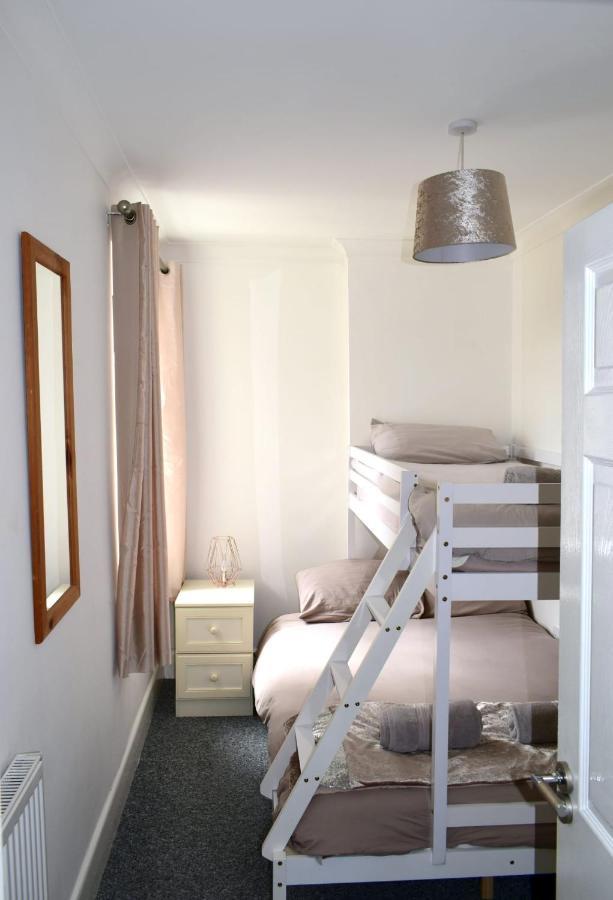 Escape 4 Bedroom House, Sleeps 11, 2 Free Parking, Garden, Wifi, Smart Tv, Newly Decorated Hébergement de vacances *