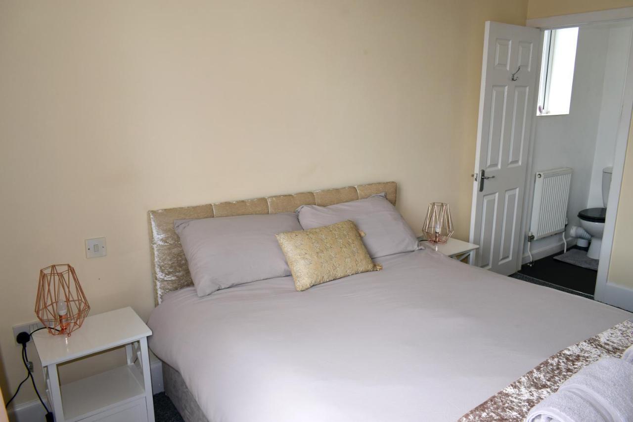 Escape 4 Bedroom House, Sleeps 11, 2 Free Parking, Garden, Wifi, Smart Tv, Newly Decorated Hébergement de vacances Bornemouth