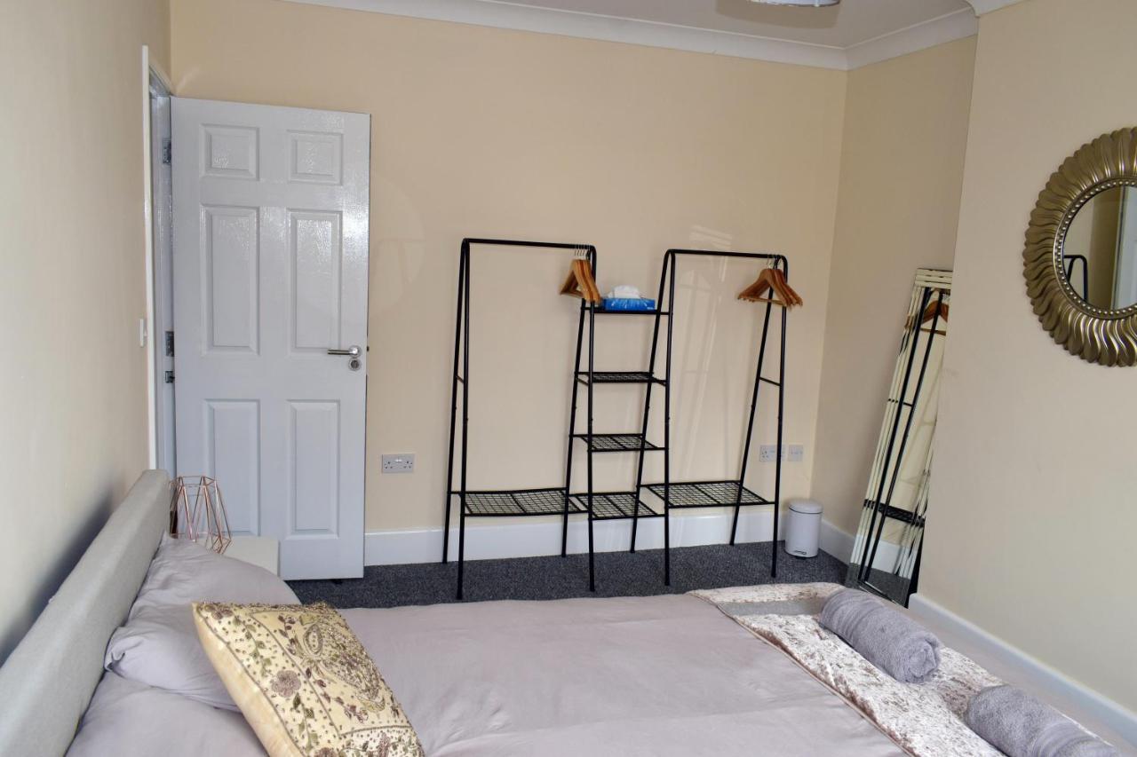 Escape 4 Bedroom House, Sleeps 11, 2 Free Parking, Garden, Wifi, Smart Tv, Newly Decorated Hébergement de vacances *