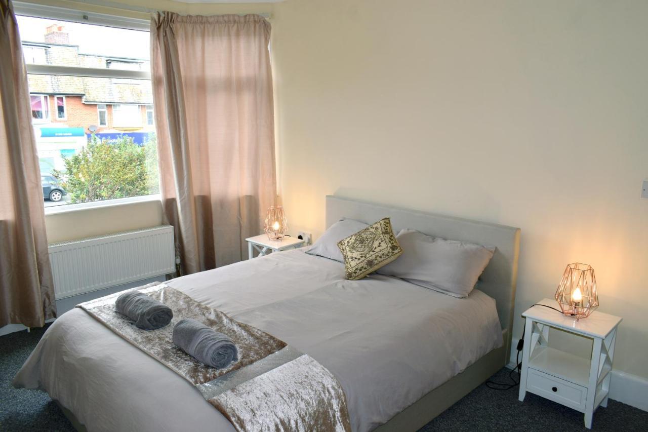 Hébergement de vacances Escape 4 Bedroom House, Sleeps 11, 2 Free Parking, Garden, Wifi, Smart Tv, Newly Decorated Bornemouth