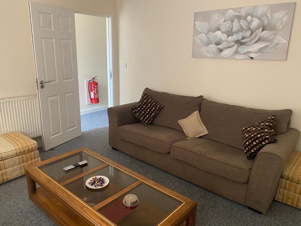 Hébergement de vacances Escape 4 Bedroom House, Sleeps 11, 2 Free Parking, Garden, Wifi, Smart Tv, Newly Decorated Bornemouth