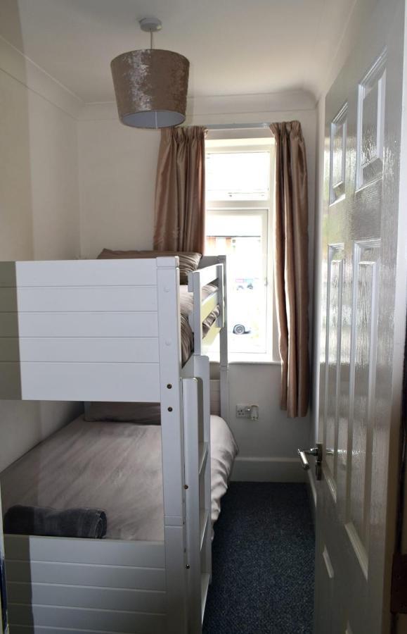 Hébergement de vacances Escape 4 Bedroom House, Sleeps 11, 2 Free Parking, Garden, Wifi, Smart Tv, Newly Decorated *