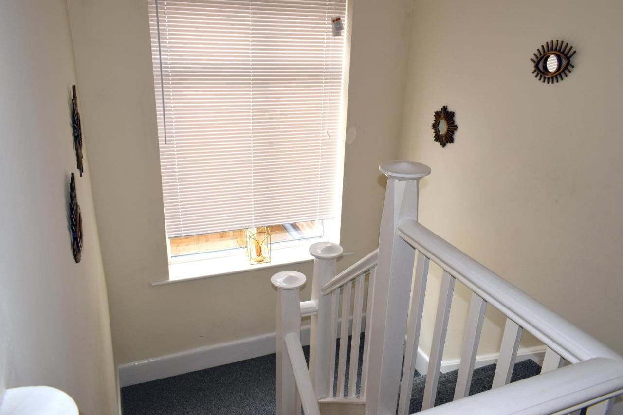 Hébergement de vacances Escape 4 Bedroom House, Sleeps 11, 2 Free Parking, Garden, Wifi, Smart Tv, Newly Decorated *