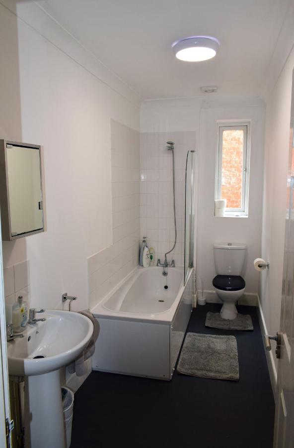 Hébergement de vacances Escape 4 Bedroom House, Sleeps 11, 2 Free Parking, Garden, Wifi, Smart Tv, Newly Decorated Bornemouth