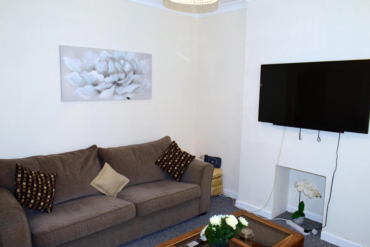 Escape 4 Bedroom House, Sleeps 11, 2 Free Parking, Garden, Wifi, Smart Tv, Newly Decorated Bornemouth