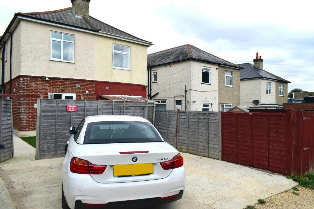 Escape 4 Bedroom House, Sleeps 11, 2 Free Parking, Garden, Wifi, Smart Tv, Newly Decorated Hébergement de vacances Bornemouth