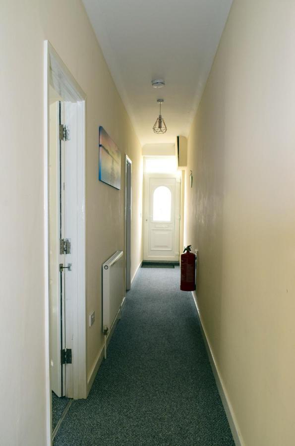 Hébergement de vacances Escape 4 Bedroom House, Sleeps 11, 2 Free Parking, Garden, Wifi, Smart Tv, Newly Decorated