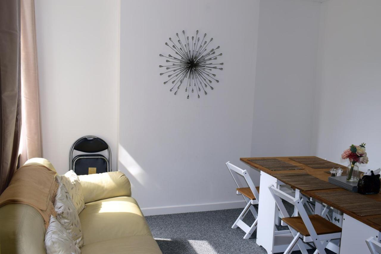 Escape 4 Bedroom House, Sleeps 11, 2 Free Parking, Garden, Wifi, Smart Tv, Newly Decorated Bornemouth