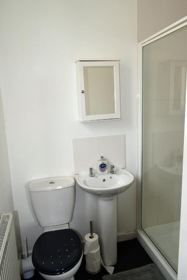 Escape 4 Bedroom House, Sleeps 11, 2 Free Parking, Garden, Wifi, Smart Tv, Newly Decorated Bornemouth