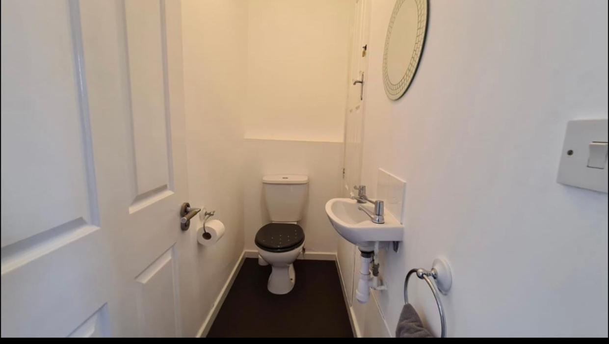 Hébergement de vacances Escape 4 Bedroom House, Sleeps 11, 2 Free Parking, Garden, Wifi, Smart Tv, Newly Decorated *