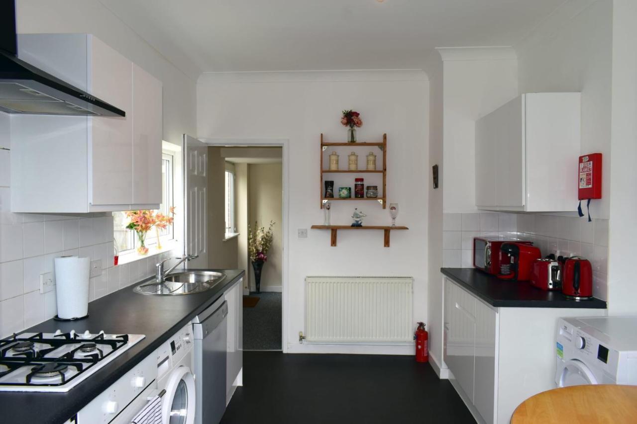 Hébergement de vacances Escape 4 Bedroom House, Sleeps 11, 2 Free Parking, Garden, Wifi, Smart Tv, Newly Decorated *