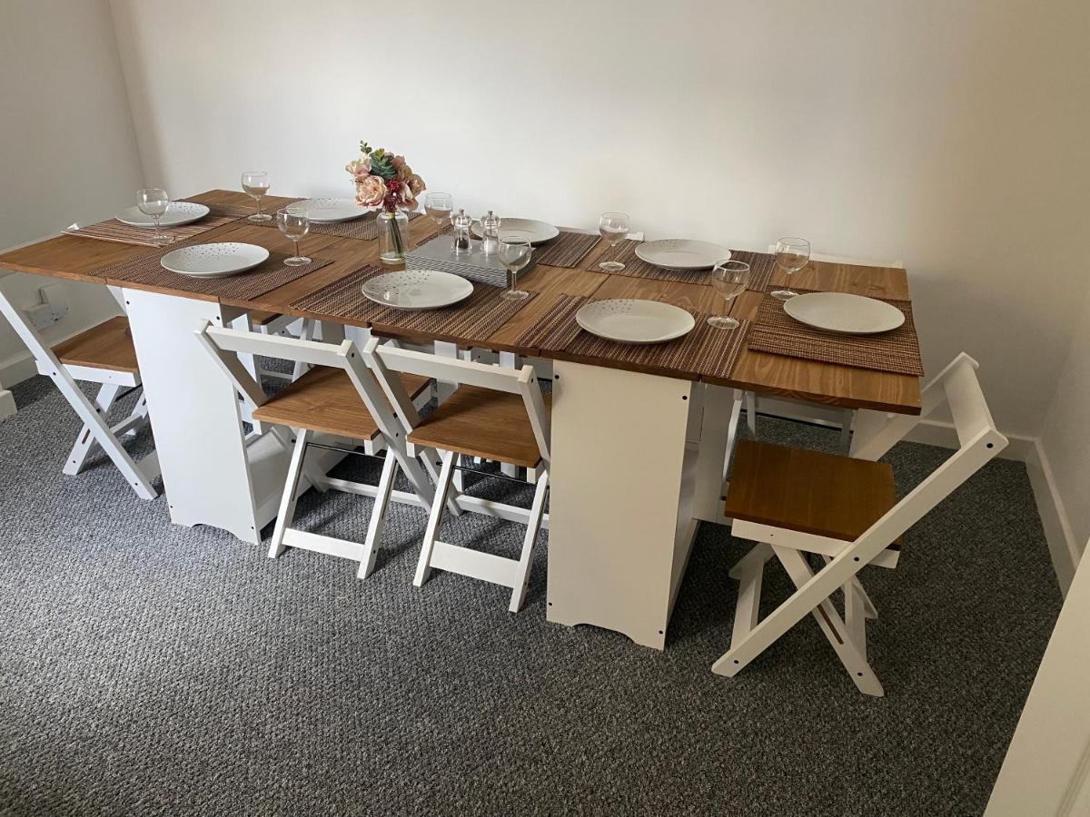 Escape 4 Bedroom House, Sleeps 11, 2 Free Parking, Garden, Wifi, Smart Tv, Newly Decorated Bornemouth