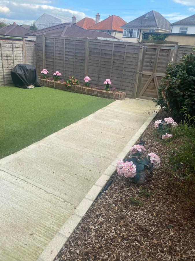 Escape 4 Bedroom House, Sleeps 11, 2 Free Parking, Garden, Wifi, Smart Tv, Newly Decorated Bornemouth
